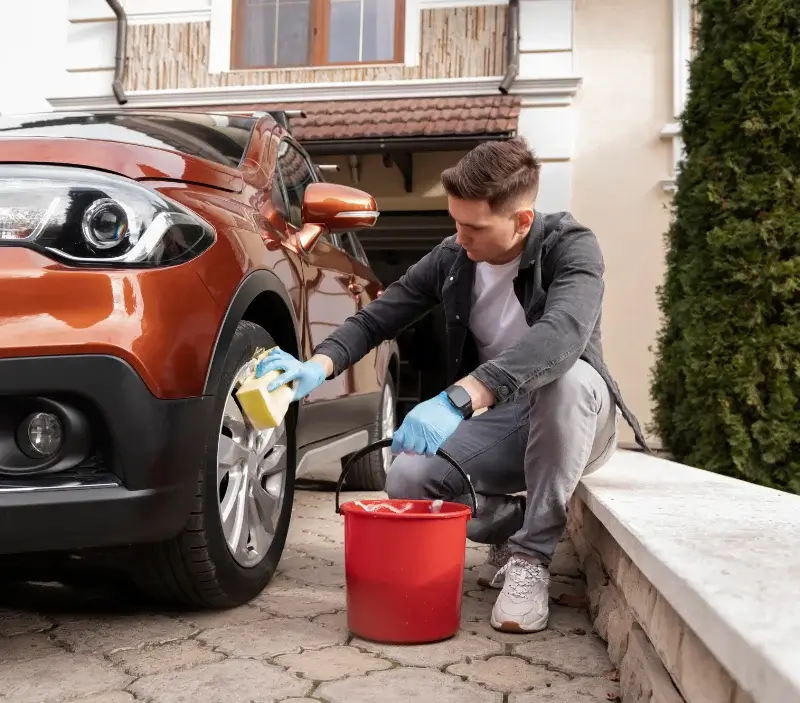 Lavage auto à domicile Lamorlaye : professionnel intervenant sur un véhicule